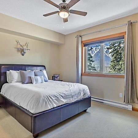 Spectacular Mountain View Corner Unit Pool Hot Tub Park Pass Apartman Canmore Kültér fotó
