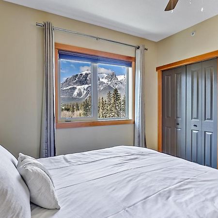 Spectacular Mountain View Corner Unit Pool Hot Tub Park Pass Apartman Canmore Kültér fotó