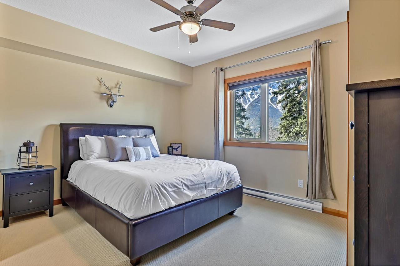 Spectacular Mountain View Corner Unit Pool Hot Tub Park Pass Apartman Canmore Kültér fotó