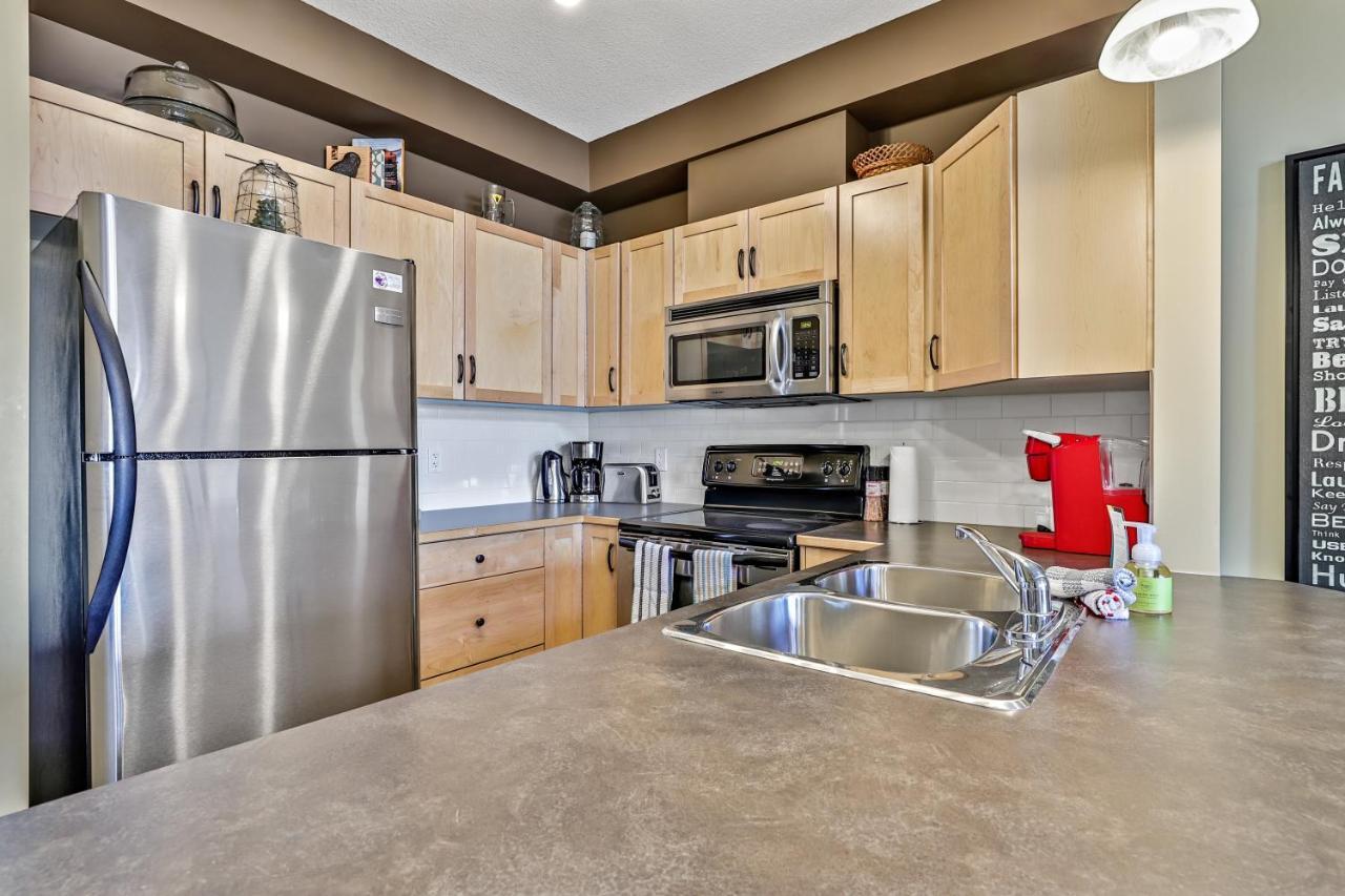Spectacular Mountain View Corner Unit Pool Hot Tub Park Pass Apartman Canmore Kültér fotó