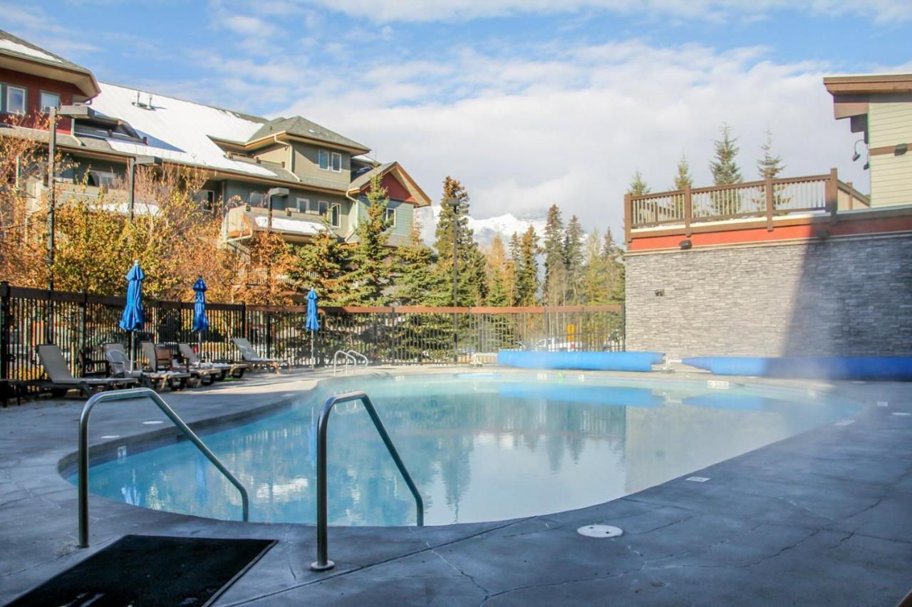 Spectacular Mountain View Corner Unit Pool Hot Tub Park Pass Apartman Canmore Kültér fotó