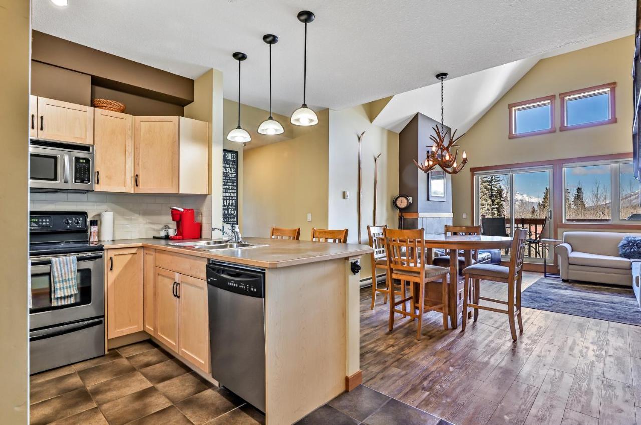 Spectacular Mountain View Corner Unit Pool Hot Tub Park Pass Apartman Canmore Kültér fotó