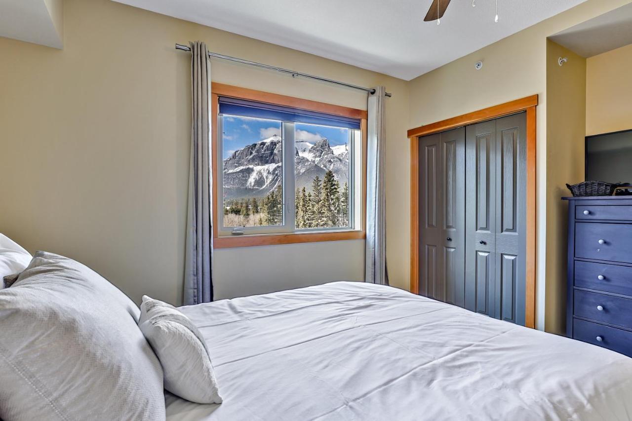 Spectacular Mountain View Corner Unit Pool Hot Tub Park Pass Apartman Canmore Kültér fotó