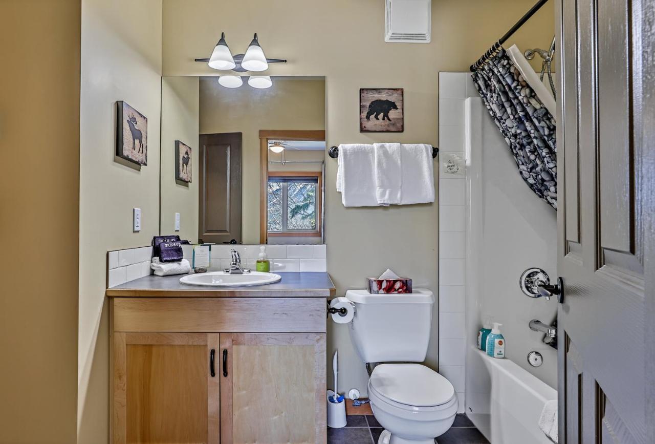 Spectacular Mountain View Corner Unit Pool Hot Tub Park Pass Apartman Canmore Kültér fotó