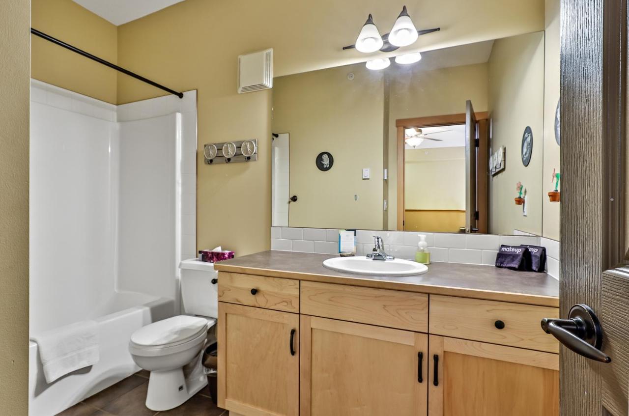 Spectacular Mountain View Corner Unit Pool Hot Tub Park Pass Apartman Canmore Kültér fotó
