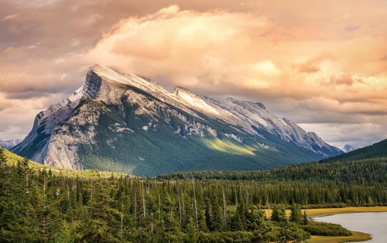 Spectacular Mountain View Corner Unit Pool Hot Tub Park Pass Apartman Canmore Kültér fotó